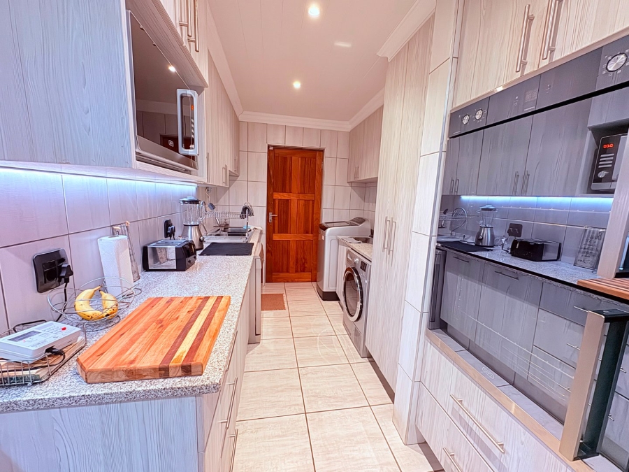 5 Bedroom Property for Sale in Reebok Western Cape